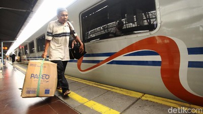 Gelombang Pemudik Masih Terasa di Stasiun Senen