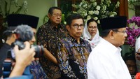 Kesedihan masih terpancar di wajah SBY saat mendapingi Prabowo jumpa pers usai takziah.