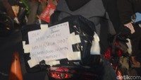 Beda lagi dengan pemudik asal Kabupaten Kebumen. Pemudik asal Kebumen ini menuliskan pertanyaan untuk kekasihnya yang di kampung. Ia meminta kekasihnya memilih untuk membeli baju lebaran atau baju penganten. Cikampek-Kebumen. Dek mas mulih. Ameh njaluk opo, klambi bodo atau klambi penganten tulisnya. Foto: Sudirman Wamad