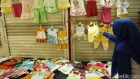Pakaian anak-anak mendominasi diskon besar-besaran tersebut.