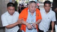 Sebelum penahanannya ditangguhkan, Lieus dibawa ke tim dokter untuk mengecek kesehatan. Dia tampak menggunakan pakaian tahanan dengan tangan diikat.
