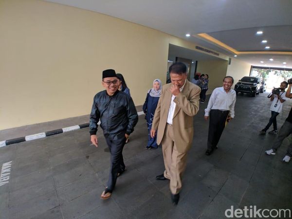 Ekspresi Mustofa Nahra Keluar dari Tahanan Bareskrim