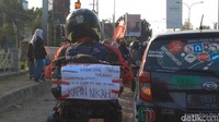 Salah seorang pemudik asal Bandung yang melintas di Cirebon mencurahkan keluhannya ketika ditanya kapan nikah lewat tulisan di kertas boks bagasinya. Baginya, ditanya kapan nikah oleh keluarga dan sahabat lebih berat dibandingkan dengan perjalanan mudik. Foto: Sudirman Wamad