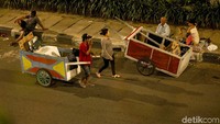 Tak sedikit terlihat juga para manusia gerobak yang ikut mangkal disana.