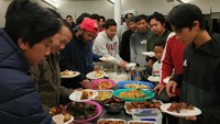 Buka puasa menjadi pembayar rindu tatkala menjalani Ramadhan di negeri ibu pertiwi tercinta sebab makanan cita rasa Nusantara dan keakraban dengan teman-teman dari Indonesia bisa dirasakan (Diana Purwati/Istimewa)