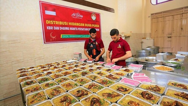Potret Indahnya Persaudaraan Saat Buka Puasa di Gaza