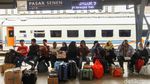 Gelombang Pemudik Masih Terasa di Stasiun Senen