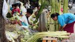 Potret Pedagang Kulit Ketupat Mengais Rezeki Jelang Idul Fitri
