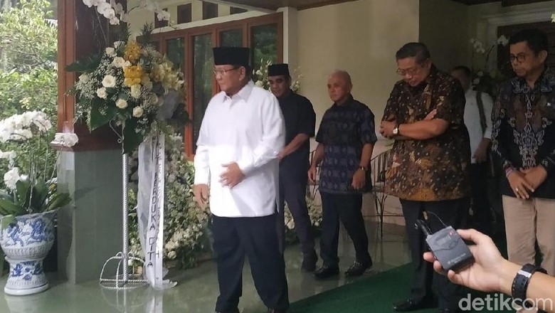Prabowo: Ani Yudhoyono Istri yang Hebat, Pasti Pak SBY Sangat Kehilangan Prabowo: Ani Yudhoyono Istri yang Hebat, Pasti Pak SBY Sangat Kehilangan