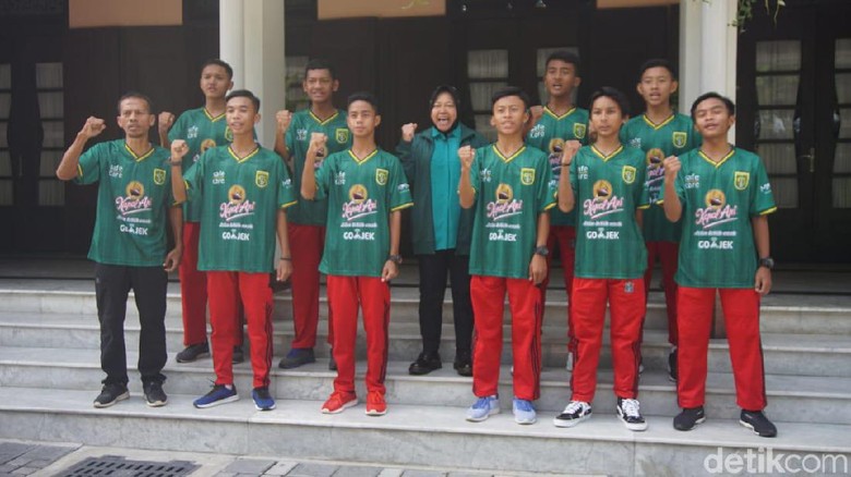 Ucapkan Selamat pada Liverpool, Risma Minta Persebaya Sabet Juara Liga 1 Ucapkan Selamat pada Liverpool, Risma Minta Persebaya Sabet Juara Liga 1