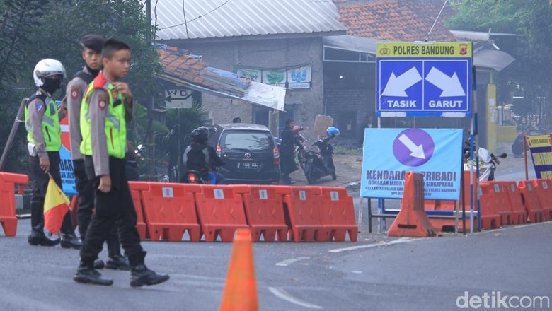 Nagreg Padat, Arus Lalin Menuju Tasikmalaya Dialihkan ke Kadungora Nagreg Padat, Arus Lalin Menuju Tasikmalaya Dialihkan ke Kadungora