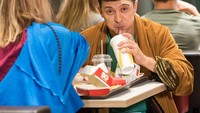 Banyak momen konyol yang dibagikan Zelensky. Salah satunya saat ia tampak menikmati fast food dengan pakaian tidur. Duh presiden kok santai banget begini ya? Foto: Instagram @zelenskiy_official