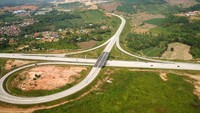 Pantauan udara dimulai dengan menyusuri jalan tol Jakarta Outer Ring Road (JORR) seksi S yang di kelola oleh Hutama Karya, dilanjutkan dengan Jalan Tol Trans Sumatera Ruas Bakauheni. Istimewa/Hutama Karya.