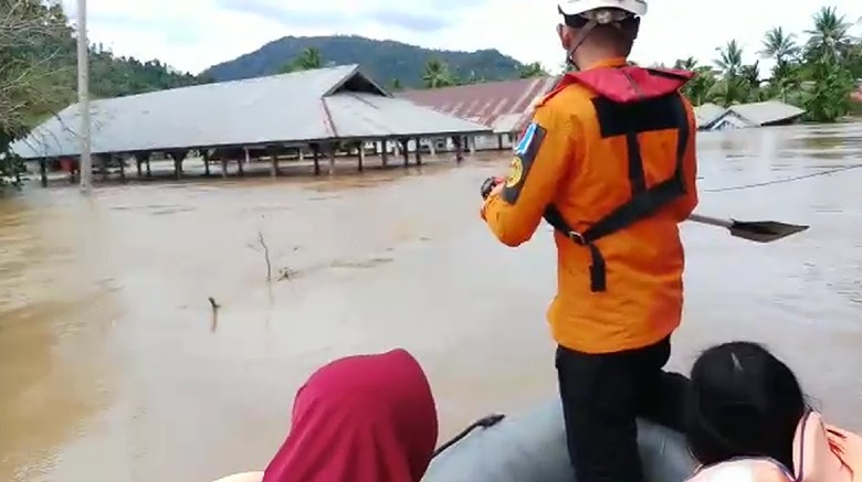 Banjir Masih Rendam Konawe Utara, 8 Desa Terisolasi Banjir Masih Rendam Konawe Utara, 8 Desa Terisolasi