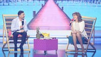 Menghadiri sebuah reality show, Zelensky tampak disuguhi aneka buah-buahan. Di meja sudah terlihat ada nanas, pisang hingga anggur. Foto: Instagram @zelenskiy_official