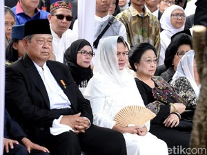 Megawati Hadir di Pemakaman Ani Yudhoyono, PD Ucapkan Terima Kasih