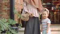 Kali ini Yusuf kulineran bareng Mama Rissa. Keduanya terlihat menyambangi sebuah kafe berinterior rustic modern. Foto: Instagram larissachou