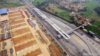 Tak terlihat adanya antrean panjang di gerbang tol tersebut.
