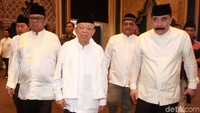 Maruf hadir dengan mengenakan baju koko berwarna putih, sarung dan peci hitam.