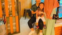 Dari pernikahannya dengan Larissa Chou, putra Ustaz Arifin Ilham ini dikaruniai seorang putra. Ya, Muhammad Yusuf Alvin Ramadhan! Foto: Instagram yusufalvinramadhan