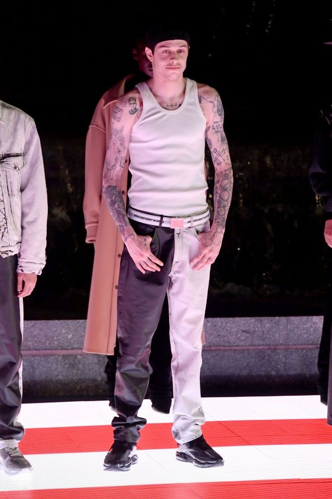 Tapi akhirnya Pete bisa menguasai panggung dan terlihat lebih relaks saat muncul kembali di final peragaan. Saat Pete keluar untuk final, dia terlihat lebih percaya diri dan punya cara jalan seperti model catwalk, ujar tamu lainnya. (Foto: Mike Coppola/Getty Images)