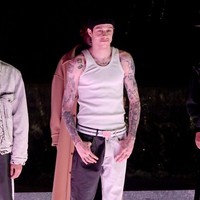 Tapi akhirnya Pete bisa menguasai panggung dan terlihat lebih relaks saat muncul kembali di final peragaan. Saat Pete keluar untuk final, dia terlihat lebih percaya diri dan punya cara jalan seperti model catwalk, ujar tamu lainnya. (Foto: Mike Coppola/Getty Images)