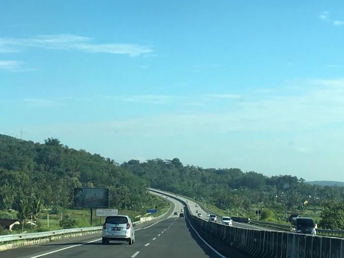 Mudik dengan menggunakan jalan darat dan melintasi Tol Bawen-Salatiga, Jawa Tengah dapat menikmati pemandangan alam perbukitan. Pemandangan dapat terlihat di Gerbang Tol Salatiga yang berlatar belakang keindahan Gunung Merbabu. Intip keindahan jalan Tol Bawen-Salatiga di sini.