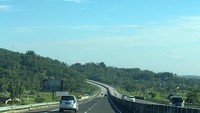 Meski pemandangannya sangat indah, pengguna jalan dilarang untuk berswafoto atau selfie, hingga berhenti di pinggir jalan tol. Foto: Dok. Trans Marga Jateng