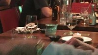 Tertangkap sedang makan di restoran, foto hasil jepretan penggemarnya ini menunjukkan bahwa Robert terlihat santai sambil menunggu makanan pesanannya. Foto: Istimewa