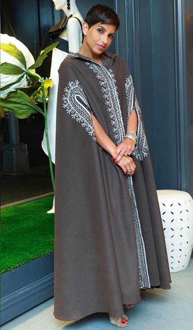 Putri Arab Deena Abdulaziz Al Saud memang dikenal sangat fashionable. Mantan editor in chief Vogue Arabia tersebut pernah tampil dengan kaftan model cape yang dihiasi bordir. Ide yang bisa dipraktikkan untuk wanita yang edgy. (Foto: Ist.)