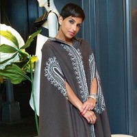Putri Arab Deena Abdulaziz Al Saud memang dikenal sangat fashionable. Mantan editor in chief Vogue Arabia tersebut pernah tampil dengan kaftan model cape yang dihiasi bordir. Ide yang bisa dipraktikkan untuk wanita yang edgy. (Foto: Ist.)