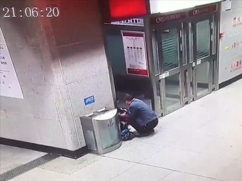 Ayah menemani anaknya mengerjakan PR di stasiun.