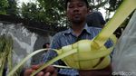 Potret Pedagang Kulit Ketupat Mengais Rezeki Jelang Idul Fitri