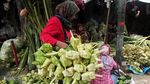 Potret Pedagang Kulit Ketupat Mengais Rezeki Jelang Idul Fitri