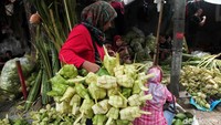 Menjamurnya pedagang kulit ketupat jelang lebaran, salah satunya karena keuntungan besar yang didapatkan dibanding hari-hari biasa. Lamhot Aritonang/detikcom.