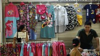 Salah satu pedagang menjual pakaian dengan harga Rp 50 ribu.