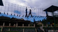 Selain menawarkan keindahan alam pegunungan, Agrowisata Kebun Teh Kaligua juga menyediakan fasilitas seperti penginapan, gedung pertemuan, area camping ground, lapangan sepak bola, flyng fox dan paralayang (Imam Suripto/detikcom)