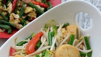 Tumis tauge dipadu bersama dengan kacang panjang bisa jadi ide lauk yang gampang. Ditambah dengan tofu lembut, tempe dn kucai enak dimakan hangati. Foto: Instagram@sovifooddiary