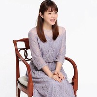 Satomi Ishihara juga dikisahkan piawai merangkai bunga khas Jepang yaitu ikebana dalam serial terbarunya Born to Be Flower. Oleh karena itu demi memperdalam aktingnya, dia mengikuti kursus ikebana. (Foto: Dok. ist)