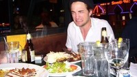 Ada steak, mashed potato, hingga salad yang jadi menu makan malam Robert yang enak dan meriah.  Foto: Istimewa