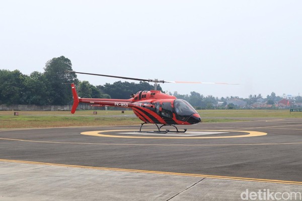 Selain keliling Jakarta, ada juga rute Jakarta - Bandung yang dipatok mulai dari Rp 16 juta per helikopter sekali jalan. Untuk informasi, jarak tempuh Jakarta - Bandung adalah 40 - 45 menit saja (Randy/detikcom) Selain keliling Jakarta, ada juga rute Jakarta - Bandung yang dipatok mulai dari Rp 16 juta per helikopter sekali jalan. Untuk informasi, jarak tempuh Jakarta - Bandung adalah 40 - 45 menit saja (Randy/detikcom)