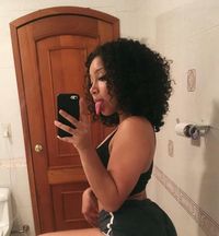 Ada yang Aneh pada Foto Viral Wanita yang Selfie di Kamar Mandi Ini