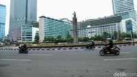 Kawasan Bundaran HI juga sepi.