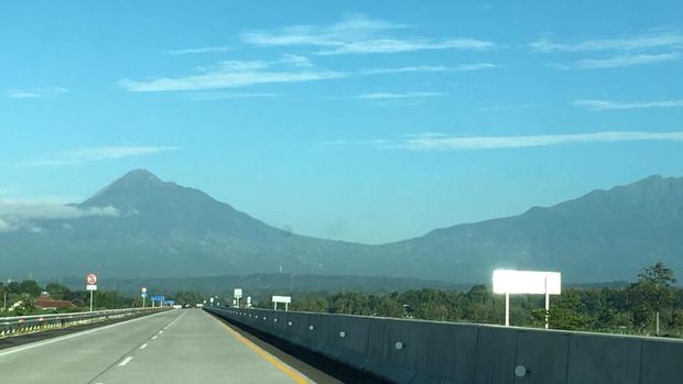 Mudik dengan menggunakan jalan darat dan melintasi Tol Bawen-Salatiga, Jawa Tengah dapat menikmati pemandangan alam perbukitan. Pemandangan dapat terlihat di Gerbang Tol Salatiga yang berlatar belakang keindahan Gunung Merbabu. Intip keindahan jalan Tol Bawen-Salatiga di sini.
