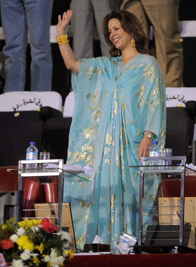 Putri Haya Bin Al Husein, anak dari Raja Hussein dari Yordania melakukan tugas kenegaraan dengan kaftan cantik bernuansa biru yang segar. Siluet kaftan tampil dengan aksen drapery yang membentuk siluet tubuh agar tak tenggelam dalam potongan gaun yang lebar. (Foto: Getty Images)