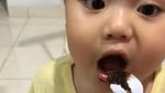 Gemas! Begini Gaya Cucu Ustaz Arifin Ilham Kala Makan Bareng Orang Tuanya
