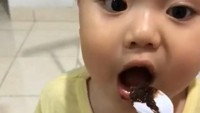 Begini gayanya saat disuapi es krim oleh Alvin. Sesekali Alvin ngerjain Yusuf dengan hanya menempelkan es krim di bibir Yusuf. Foto: Instagram yusufalvinramadhan