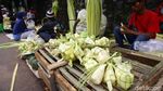 Potret Pedagang Kulit Ketupat Mengais Rezeki Jelang Idul Fitri