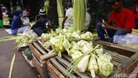 Ketupat memang jadi salah satu makanan yang wajib ada saat lebaran. Tak heran jika kulit ketupat selalu laris menjelang lebaran. Grandyos Zafna/detikcom.