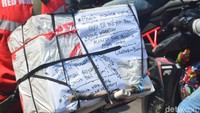 Pemudik asal Bumiayu ini meminta agar pemudik lainnya tidak memainkan gas motornya karena kagetan. Ia juga mengingatkan pemudik lainnya untuk hati-hati, pelan-pelan asal sampai kampung halaman. Mudik maning nyong. Ojo dibleyeri bro nyong kagetan. Alon-alon sing penting ajog umah. Ciledug-Bumiayu. (Mudik lagi saya. Jangan memainkan gas (motor) bro, saya kagetan. Pelan-pelan yang penting sampai rumah). Foto: Sudirman Wamad